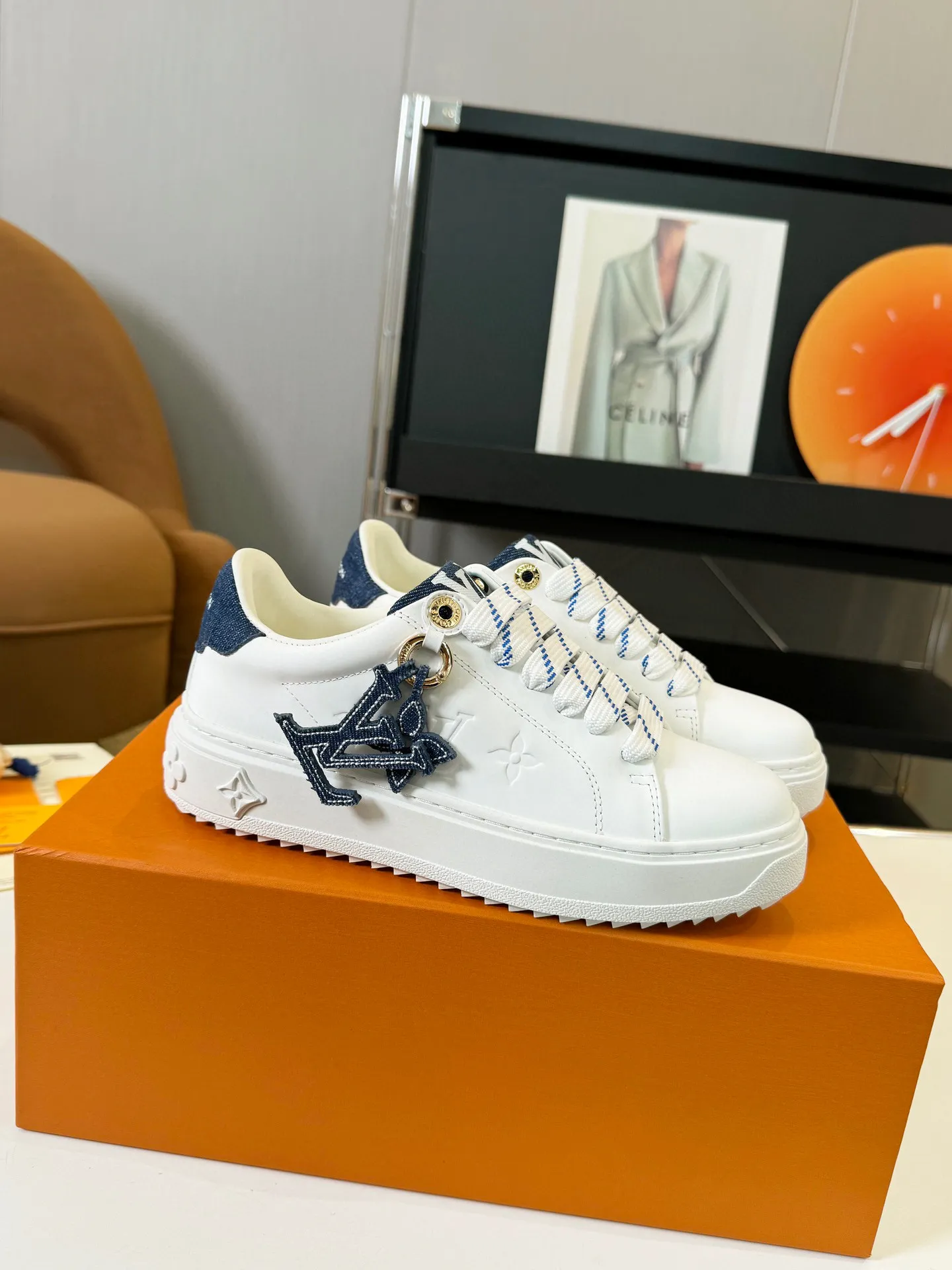 Men's Men's Shoes 💰💰660 Women's LV [Beverly Hills Sports Shoes Series] This Beverly Hills sports shoes are made of grained cow leather with Damier pattern, echoing the current season's leather goods series. The thick rubber outsole is lightweight, and an embossed Louis Vuitton logo adds a branding touch. Padded insole and technical fabric lining enhance comfort.  Detailed Features ♛ Embossed grained cowhide leather ♛ Ultra-lightweight rubber outsole ♛ Louis Vuitton logo on tongue and outsole ♛ Size: 35-40